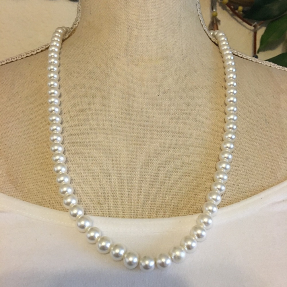 Vintage high shine white plastic pearl necklace